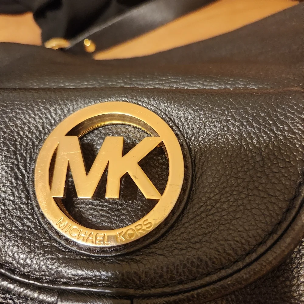 LOW START Michael Kors Black and Gold Shoulder Bag LIKE NEW Textured Leather - Picture 4 of 10